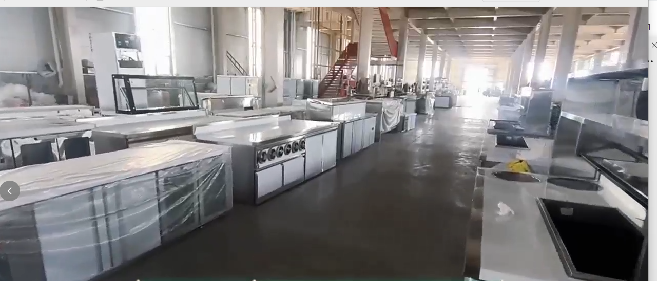 The water bar counter in this catering machinery factory is stacked in rows in the workshop, and the width in the back kitchen can be customized